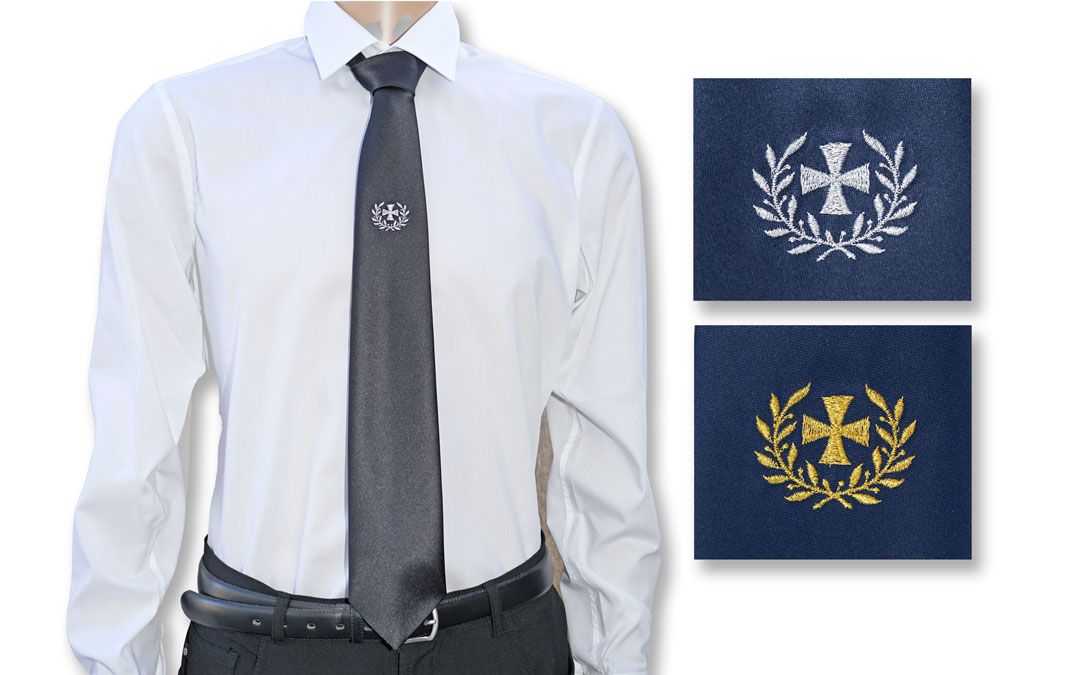 schwarze oder dunkelblaue Krawatte mit silber- oder goldfarbenem Eisernen Kreuz mit Lorbeerkranz